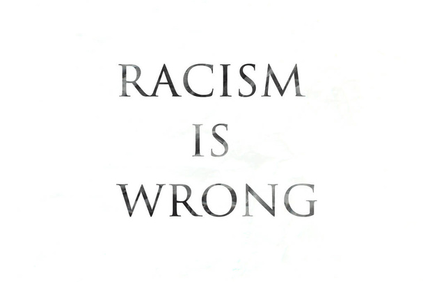 Alto al racismo. Póster con la frase Racismo está mal, pancarta sobre fondo negro
. - Foto, imagen