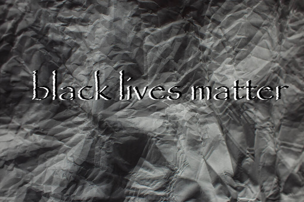 De zin Black Lives Matter geschreven op een achtergrond van verfrommeld papier. Zwarte Levens zijn belangrijk. Ik krijg geen adem. Zwarte burgers vechten voor gelijkheid. De sociale problemen van racisme. - Foto, afbeelding