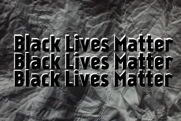 Η φράση Black Lives Matter γραμμένη σε ένα φόντο από τσαλακωμένο χαρτί. Οι μαύρες ζωές μετράνε. Δεν μπορώ να αναπνεύσω δήλωση. Οι μαύροι πολίτες αγωνίζονται για την ισότητα. Τα κοινωνικά προβλήματα του ρατσισμού. - Φωτογραφία, εικόνα