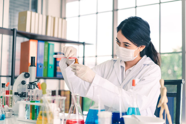 De jeunes scientifiques expérimentent des produits chimiques colorés dans des éprouvettes
. - Photo, image