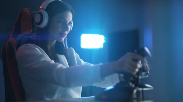 De professionele meisje gamer speelt videospelletjes in de donkere kamer - Video