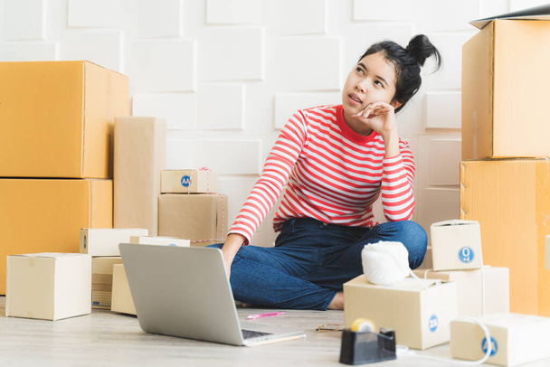 Asiatische freiberufliche Frau, die zu Hause arbeitet und Kleinunternehmer KMU mit Internet online gründet. Junge Frauen sorgen sich um sinkende Umsätze von Online-Unternehmen. - Foto, Bild