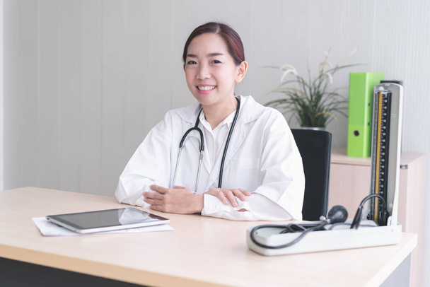 Retrato de mujer asiática médico sonriendo
. - Foto, Imagen