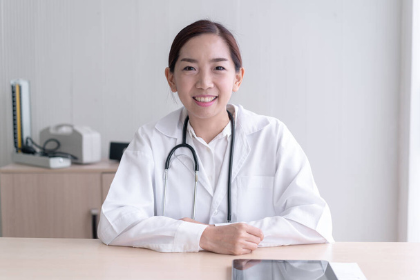 Muotokuva Aasian nainen lääkäri hymyilee. - Valokuva, kuva