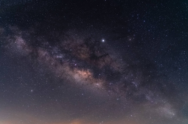 Ночное небо галактики Млечного Пути на заднем плане
. - Фото, изображение