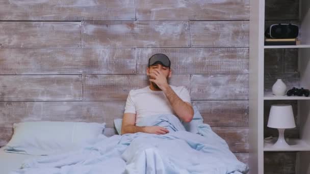 Ο άνθρωπος καλύπτει τα μάτια του με μάσκα ύπνου - Πλάνα, βίντεο