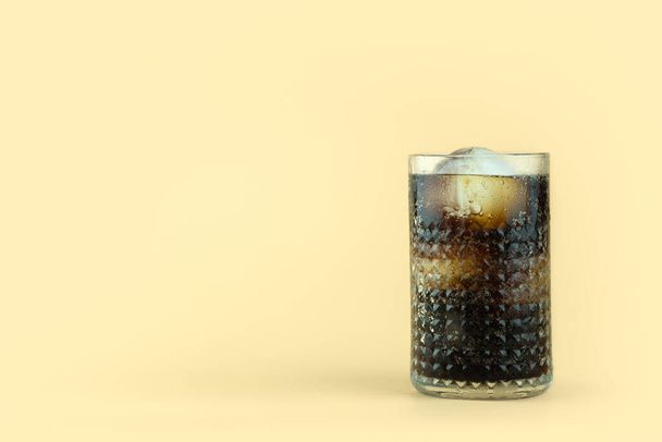 Čerstvě vychlazená sklenice nealkoholického nápoje s ledem. Občerstvovací nápoj - Fotografie, Obrázek