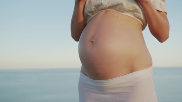 Naisten kädet raskaustesti vastaan raskaana vatsa, perhesuunnittelu. - Materiaali, video