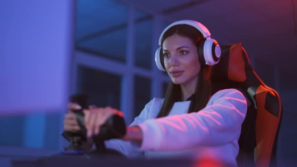Das Spielermädchen mit Kopfhörern spielt Videospiele - Filmmaterial, Video