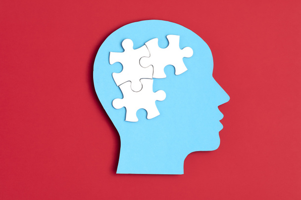 Papercut Kopf mit Puzzleteilen im Inneren. Psychische Gesundheitsprobleme, Psychologie, Gedächtnis, Logik, Denkprozess, Lösung, Konzept für psychische Erkrankungen - Foto, Bild