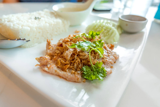 Porc frit avec ail et poivre. Ce menu, qui vient en Thaïlande, doit être dégusté et sera ensuite attiré
. - Photo, image