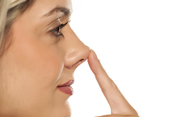 Profil einer jungen Frau, die ihre Nase berührt - Foto, Bild