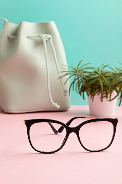 Tyylikkäät silmälasit pastellitaustalla. Optinen myymälä, lasien valinta, silmätesti, näkötarkastus optikko, muotiasusteet käsite. Etunäkymä
 - Valokuva, kuva