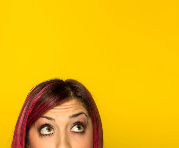 Poloportrét mladé ustaraná žena s růžovými vlasy na žlutém pozadí - Fotografie, Obrázek
