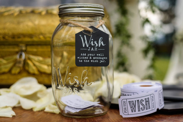 Wunschkrug gefüllt mit Wünschen über Hochzeitstisch - Foto, Bild