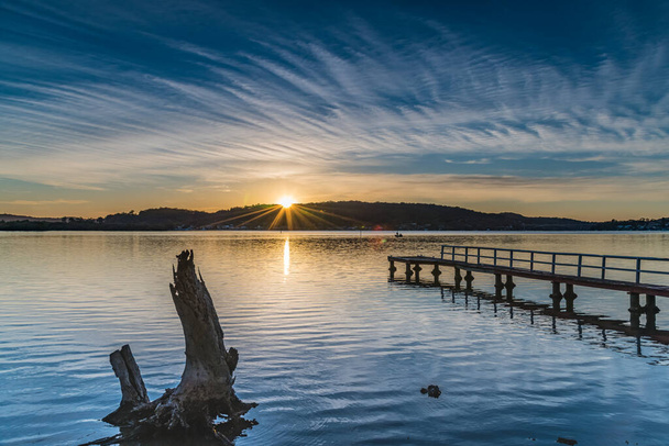 Capturing the sunrise from Woy Woy Waterfront on the Central Coast, NSW, Australia. - Fotoğraf, Görsel