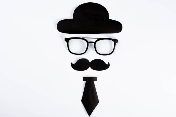 Happy Father Day concepto de fondo con corte de papel de sombrero, gafas, bigote negro y corbata sobre fondo blanco con espacio de copia para el texto
. - Foto, Imagen
