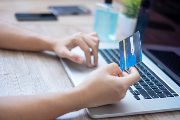 クレジットカードを持っている女性と自宅で注文しながらオンラインショッピングのためのラップトップを使用しています。ビジネスライフスタイルテクノロジーeコマースデジタルバンキングオンライン決済の概念 - 写真・画像