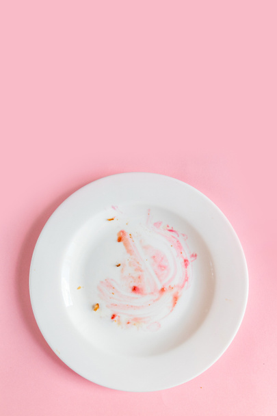 ピンクの背景に食べ物の残り物とダーティプレート,トップビュー - 写真・画像