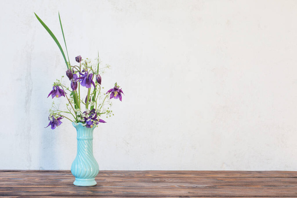 flowers in vase on wooden table on background white wall - Foto, Imagem