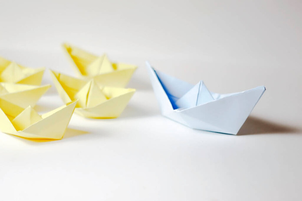 Концепция лидерства. бумажные лодки на белом фоне
. - Фото, изображение