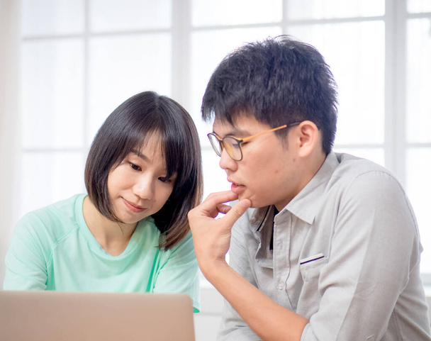 Двое молодых людей обсуждают перед ноутбуком
 - Фото, изображение