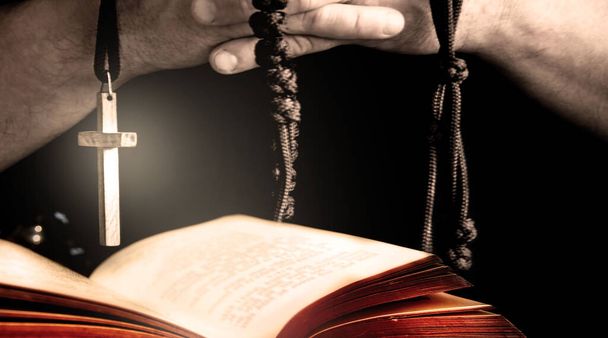 Antecedentes religiosos com Bíblia aberta
. - Foto, Imagem