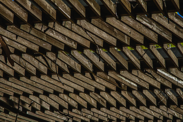 Uma estrutura de dossel de madeira
 - Foto, Imagem