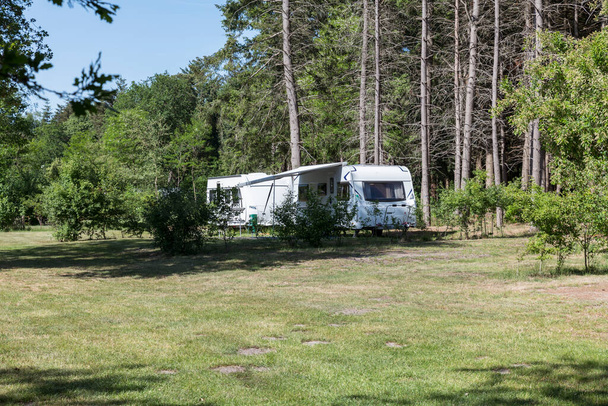 almost empty caravan camping site due to corona virus, - Foto, afbeelding