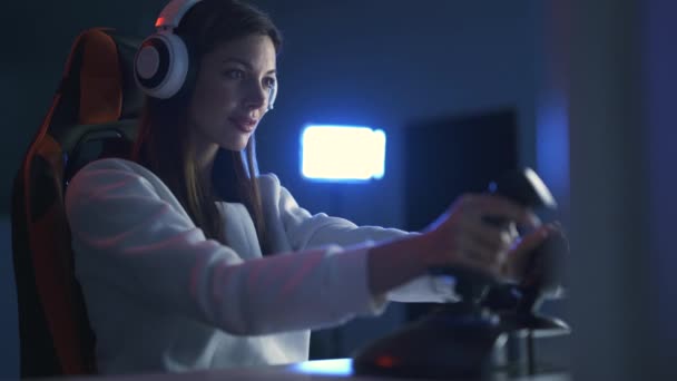 Die professionelle Spielerin spielt Videospiele im dunklen Raum - Filmmaterial, Video