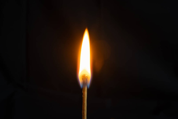 Low key, close up burning matchstick on black background with bokeh - Foto, Imagem