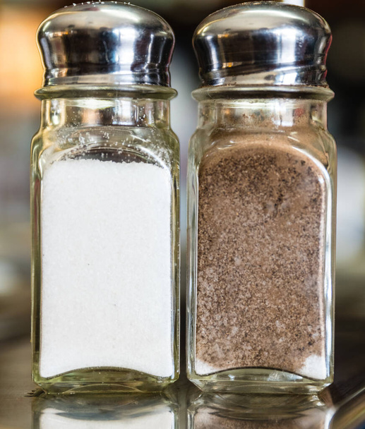 Egy só- és borsszóró a márványasztalon.. - Fotó, kép