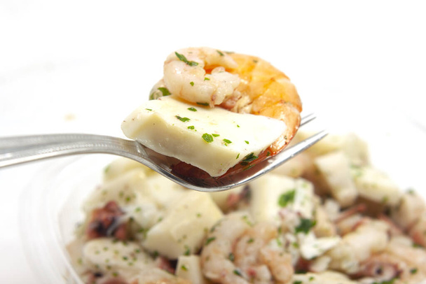 Şeffaf küvette karidesli deniz salatası. - Fotoğraf, Görsel