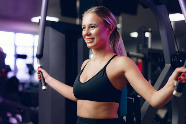 Young caucasian blonde woman training hands in a gym - Foto, Imagen