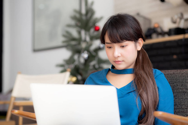 Business junge asiatische Frau freiberufliche Arbeit auf dem Bildschirm Laptop-Computer auf Stuhl, Geschäftsfrau E-Mail überprüfen, asiatische Mädchen auf der Suche nach Internet-Kommunikation und Geschäftskonzept. - Foto, Bild