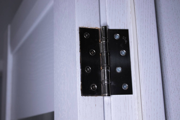 ドアの金属製のヒンジ。閉じる要素をノブします。室内のモダンなスタイルのライトウッドのドア - 写真・画像