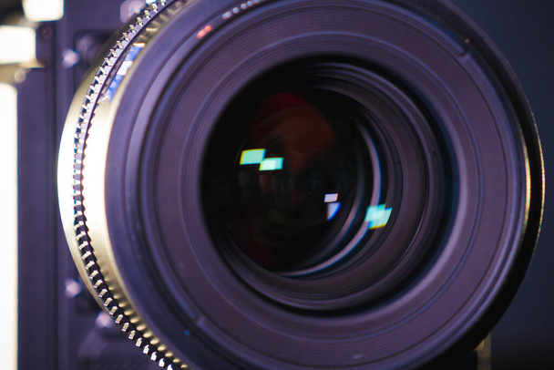 Kiev, Oekraïne - 04.17.2020: Studio shoot van professionele lens Zeiss Supreme Prime, close-up. Professionele apparatuur voor cinematograaf, filmtechnologie - Foto, afbeelding