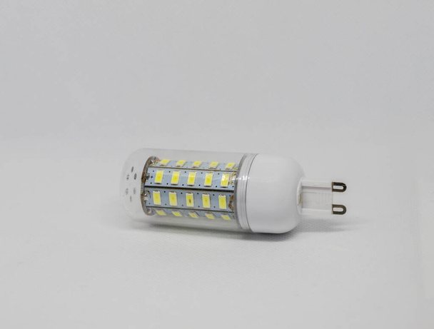 Lampadina a LED a risparmio energetico ovale. Lampadina a LED isolata su sfondo bianco
 - Foto, immagini