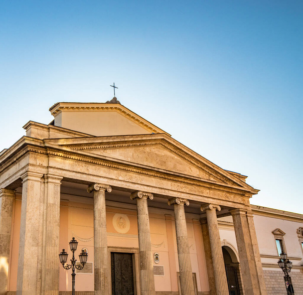 Die Kathedrale San Pietro Apostolo in Isernia. Die Fassade mit einem großen dreieckigen Tympanon aus Travertin, getragen von Säulen und Säulen mit ionischen Kapitellen. Das Portal mit Basreliefs. - Foto, Bild