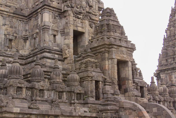 Ünlü Prambanan Hindu Tapınağı, Yogyakarta, Java, Endonezya 'daki kuleye giriş detayları. Candi Prambanan - İkonik seyahat noktasında taş yapılar ve molozlar - Fotoğraf, Görsel