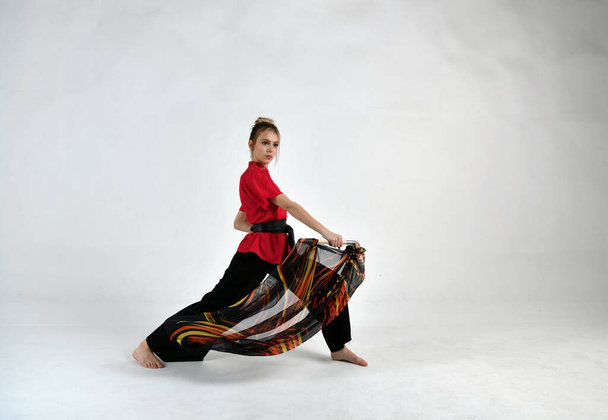 gyönyörű lány fekete-piros tánc egy harci sál - Fotó, kép