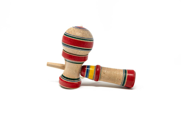 元のけん玉。子供のための古代、伝統的な木製の日本のスキルのおもちゃ。ボールの穴に収まる3つのカップとスパイクを持っています。白地に隔離された. - 写真・画像