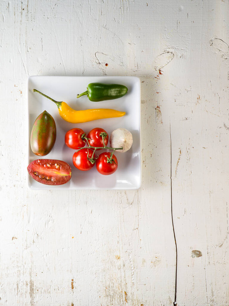 Sebzeli beyaz mutfak masası. - Fotoğraf, Görsel