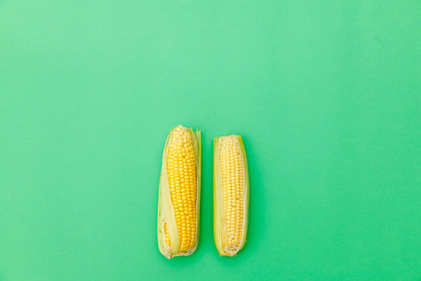 Horní pohled na dvě zralou kukuřici na klobáse se zelenými listy - Fotografie, Obrázek