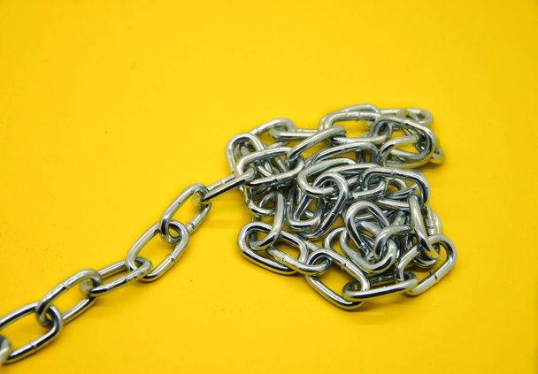 Sarı zemin üzerinde metal zincir - Fotoğraf, Görsel