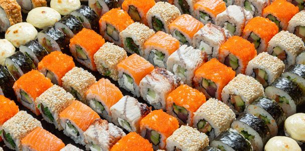 Režie japonské sushi jídlo. Maki a rohlíky s tuňák, losos, krevety, kraby a avokádem. Pohled shora různé sushi, vše, co můžete jíst menu. Rainbow sushi roll, uramaki, hosomaki a nigiri. - Fotografie, Obrázek