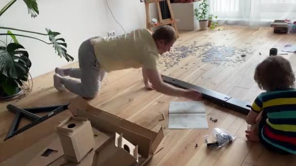 apa és fia gyűjteni bútorok otthon, timelapse - Felvétel, videó