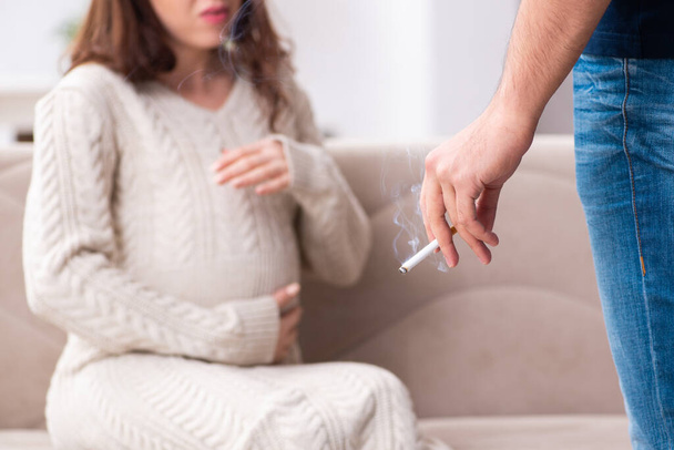 Homme et femme enceinte dans le concept antitabac
 - Photo, image