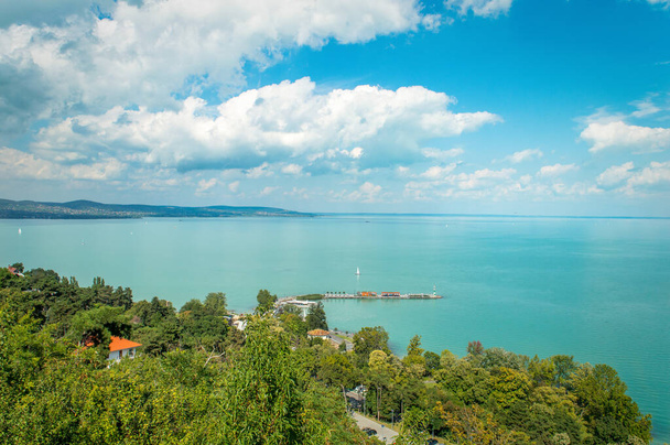 Vista ad alto angolo del lago Balaton in estate
 - Foto, immagini