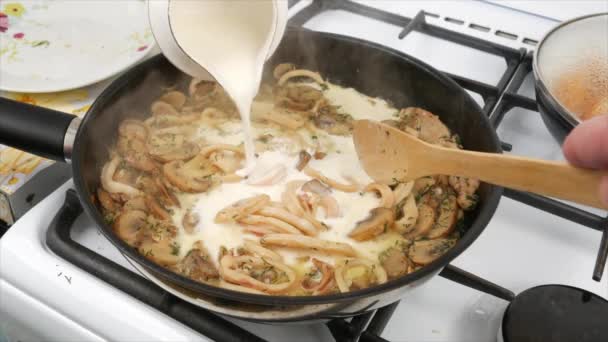 férfi főzés étel gombával serpenyőben - Felvétel, videó